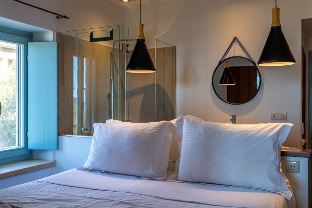 Σφήνα - Kardamili Hotel - Lithos Guesthouse Σφήνα - Superior Junior Σουίτα με θέα την θάλασσα και την πισίνα - κρεβάτι
