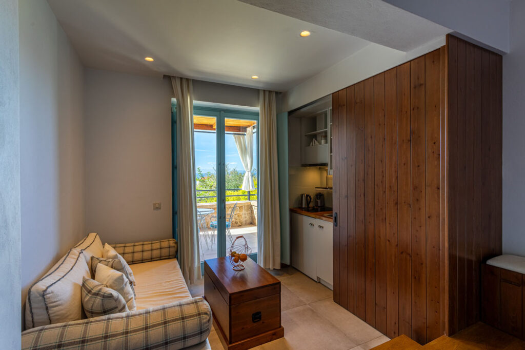 Σφήνα - Kardamili Hotel - Lithos Guesthouse Σφήνα - Superior Junior Σουίτα με θέα την θάλασσα και την πισίνα - εσωτερικό